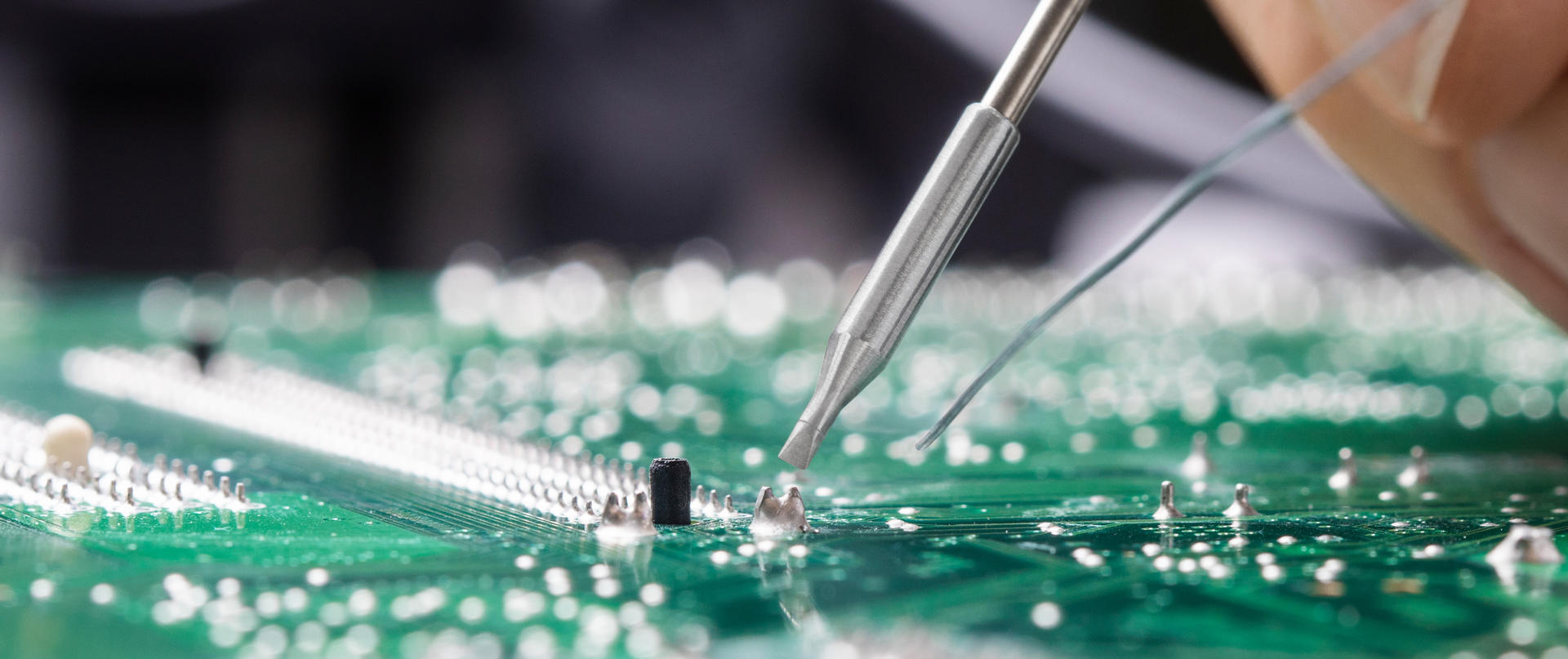 Weller-tools-industrial-soldering-application-micro-soldering-banner-2-web