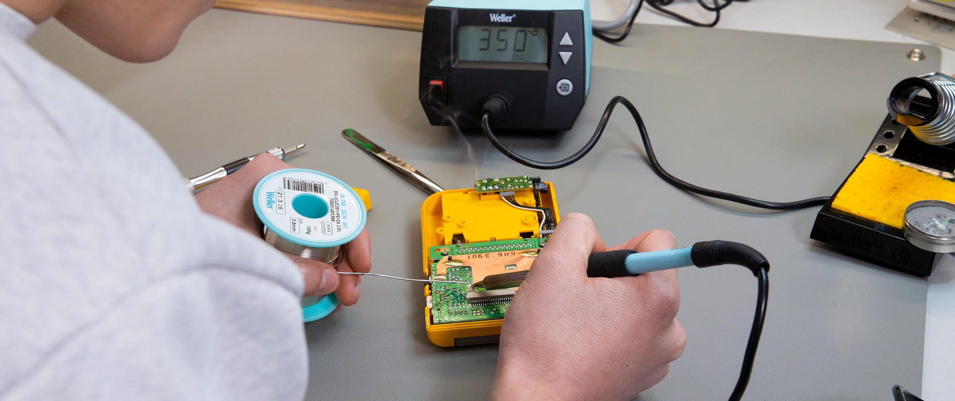 repair a gameboy with WE1010 and fume extraction unit